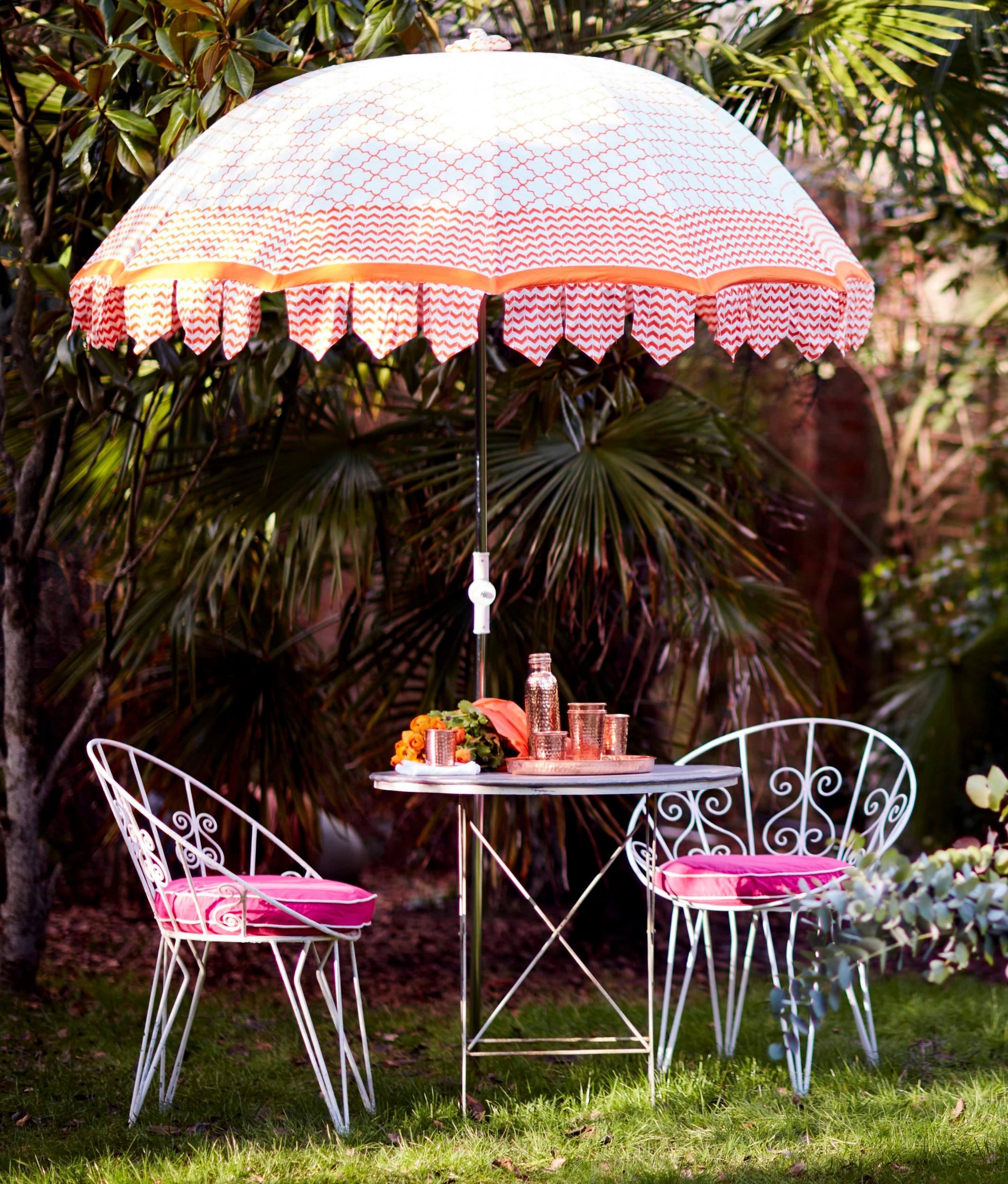 Jalli print parasol, orange, with Amalfi white metal chairs