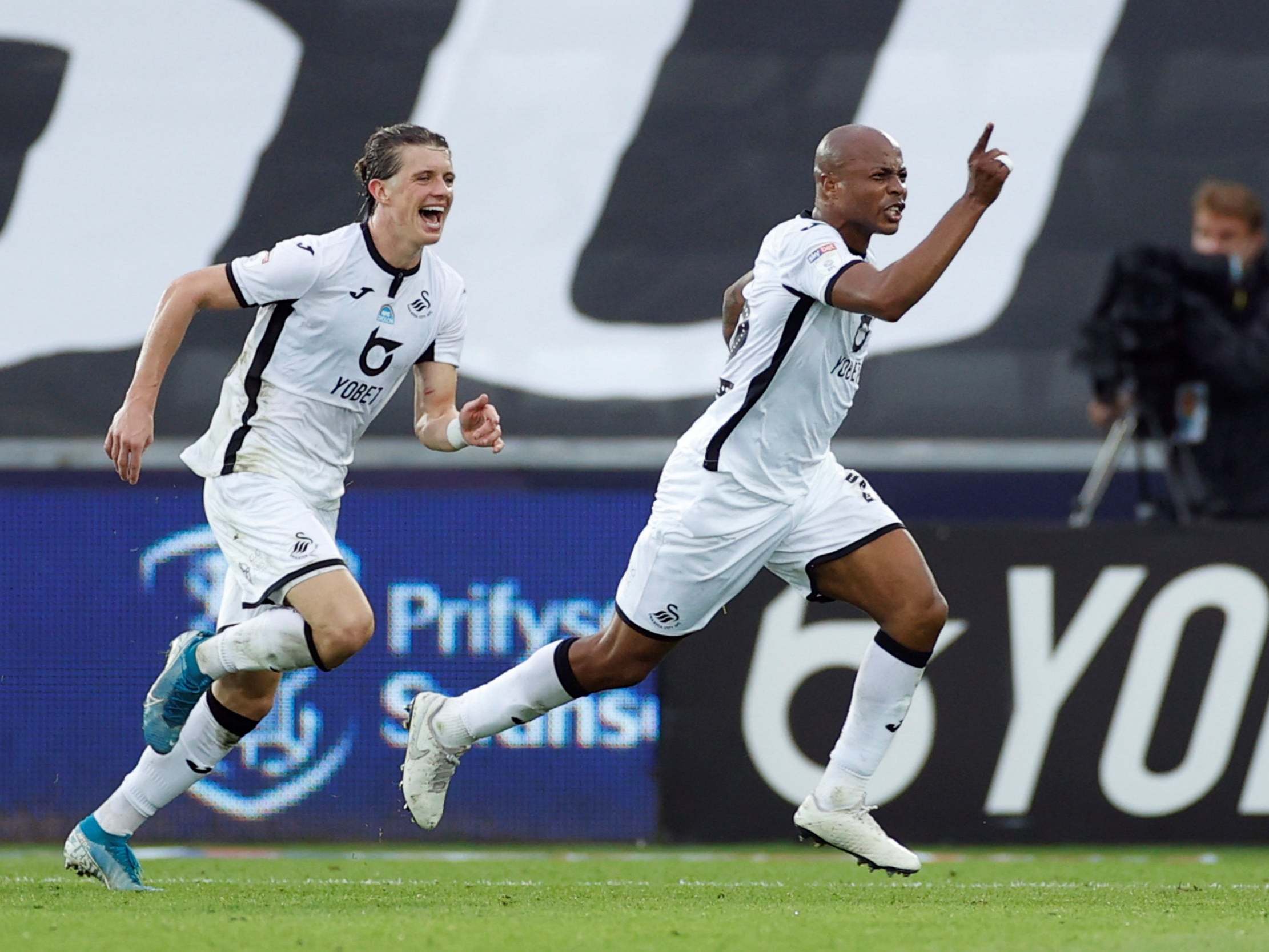 Andre Ayew celebrates his late goal