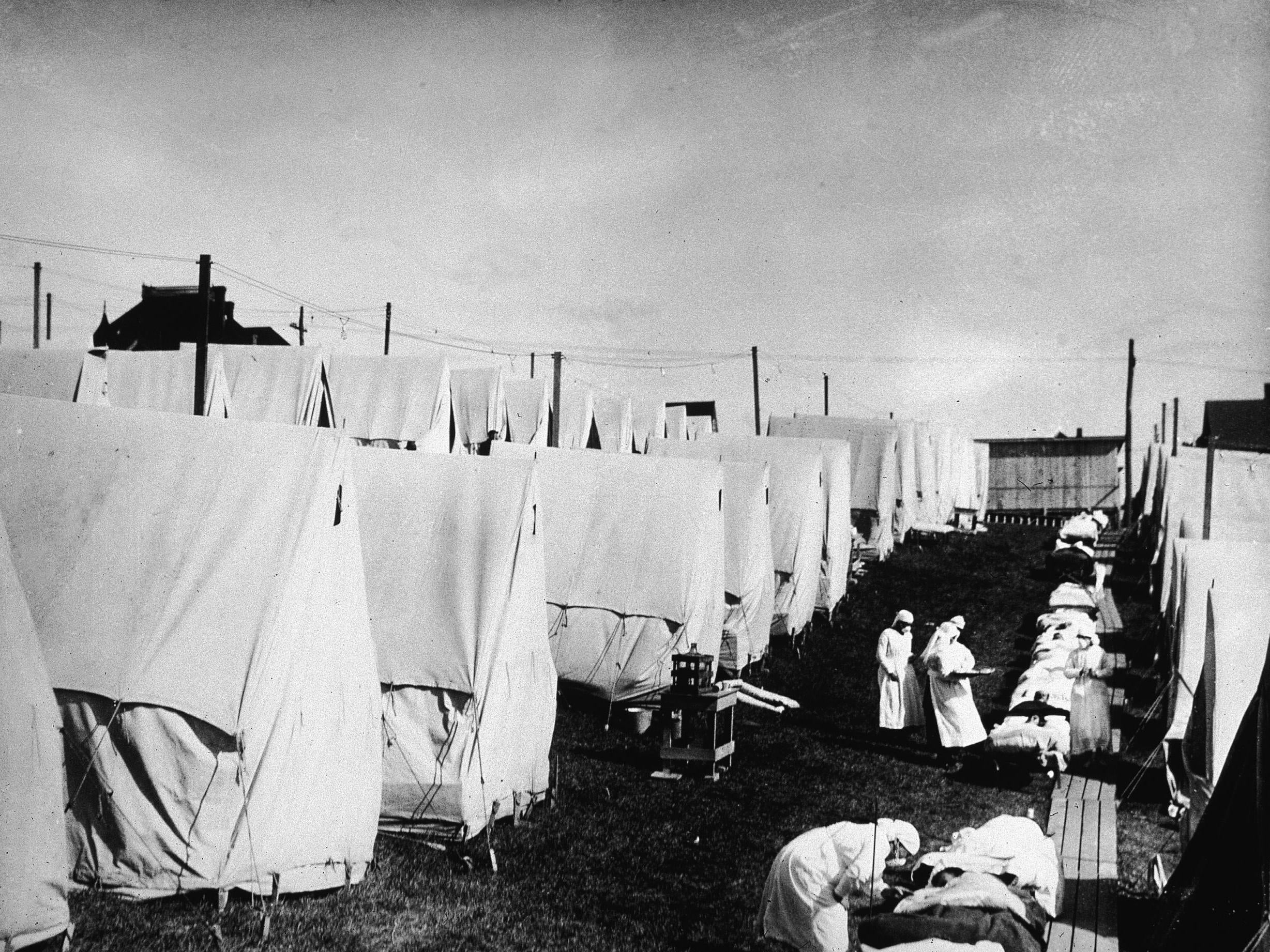 Spanish flu victims receive outdoor fresh air treatment in Massachusetts, US, 1918. (Hulton Archive/Getty)