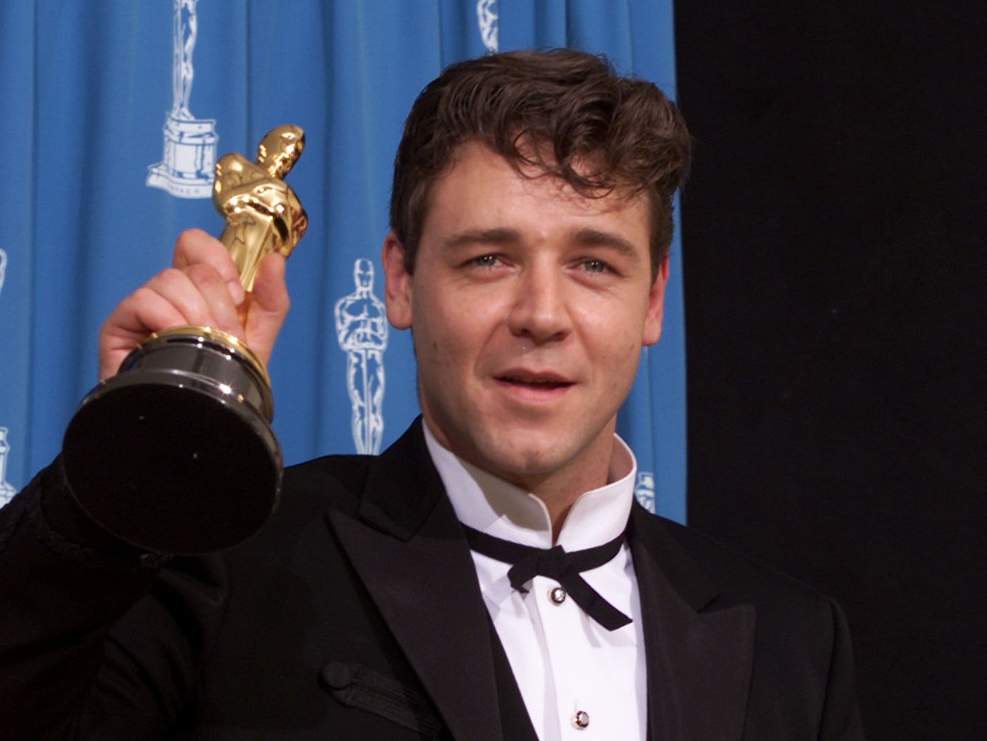 Russell Crowe with his Oscar for ‘Gladiator’ in 2001