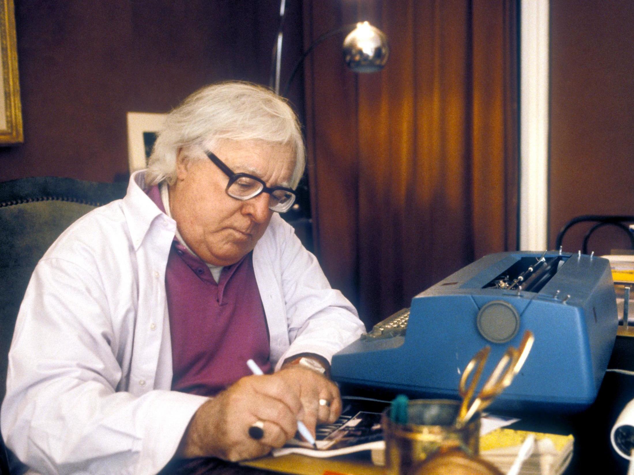 Bradbury at his typewriter in Paris in 1995