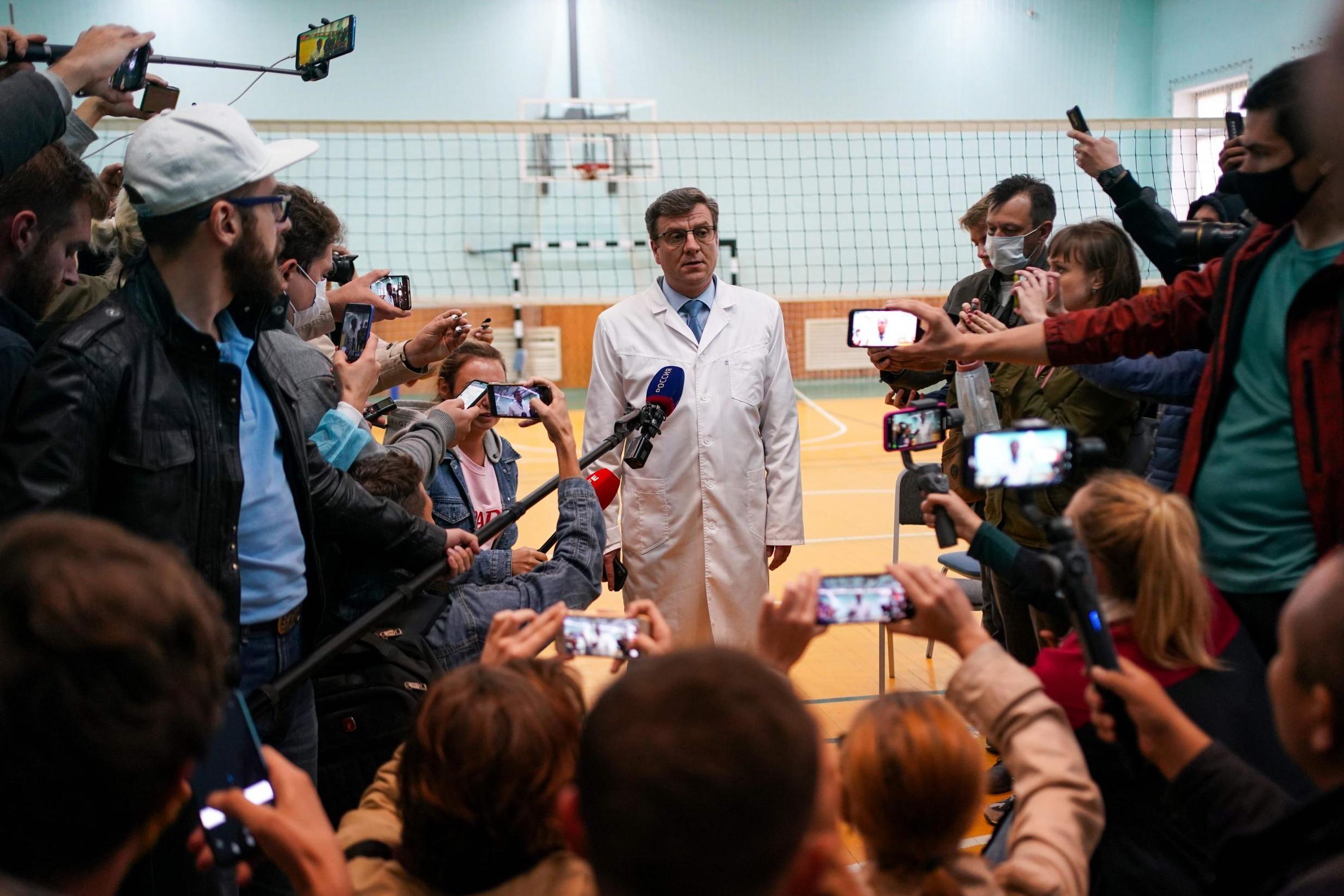 The head doctor at Omsk’s emergency hospital No 1, Alexander Murakhovsky, tells the media that Alexei Navalny had been diagnosed with a metabolic disease caused by low blood sugar