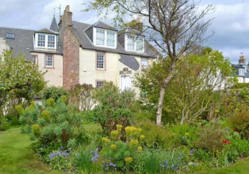 The Great Lodging Red House is 200 yards from the beach