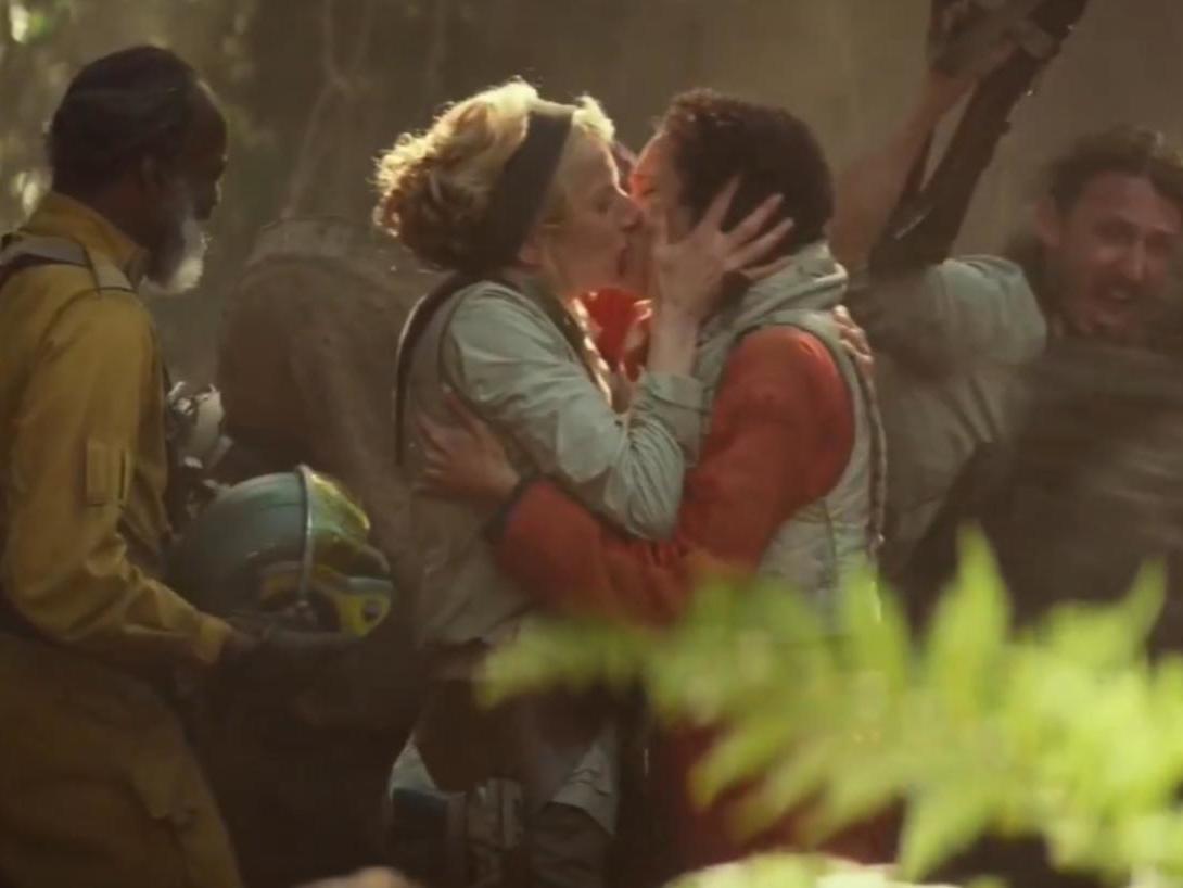 Larma D’Arcy (Amanda Lawrence) and wife Wrobie Tyce (Vinette Robinson) share a kiss in ‘Rise of Skywalker’