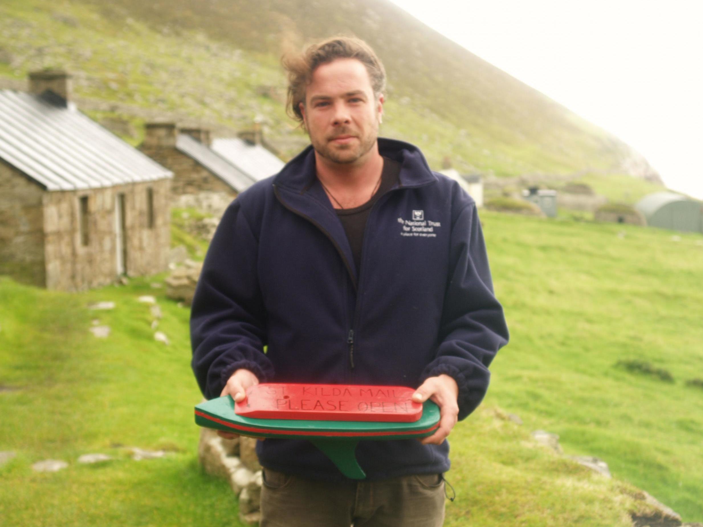 Ian McHardy, an archaeologist at the National Trust for Scotland, launched the mailboat with seven letters from St Kilda on 29 August, 2010.