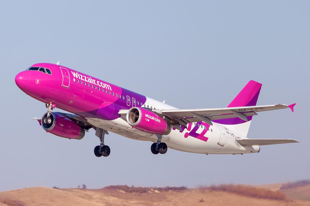 A Wizz Air passenger was fined for not wearing his face mask properly on a flight