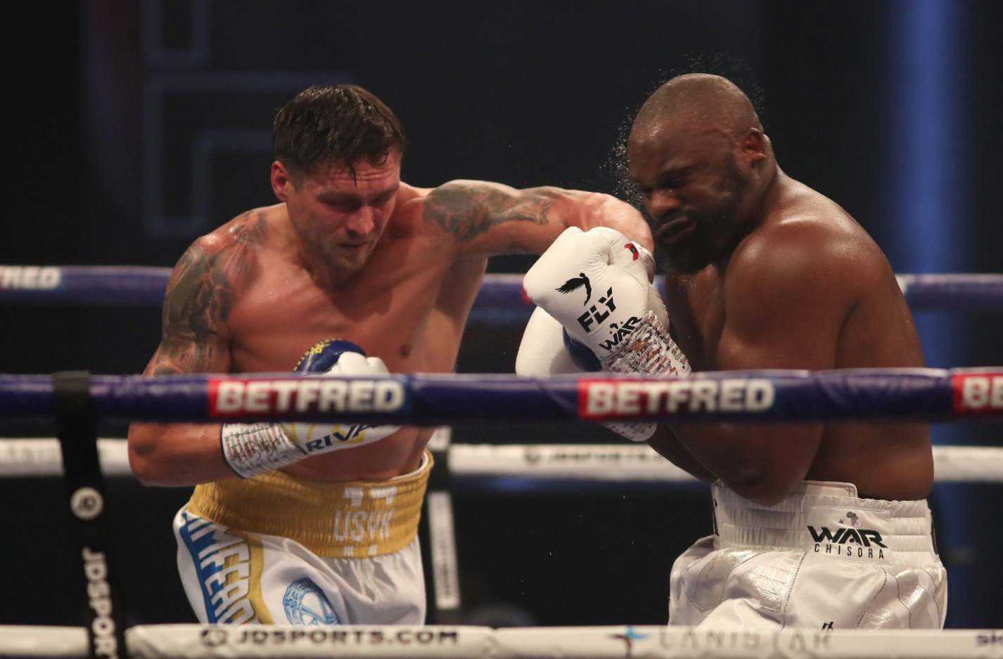 Oleksandr Usyk (left) beat Derek Chisora on points in 2020